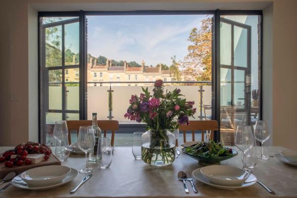 På bildet vises objektet Bright open plan living - Bath - Free Parking som ligger i byen Bath.