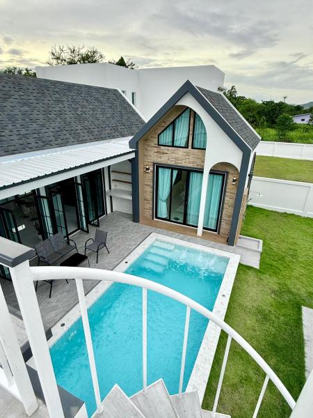 A la foto es mostra l'objecte N&C Mountain Pool Villa Huahin situat a la ciutat de Ban Wang Bot.
