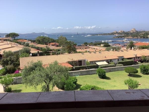 På bilden syns objektet FABULOUS APARTMENT in COSTA SMERALDA som ligger i staden Cala Bitta.
