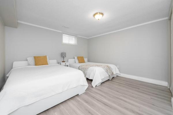 Na zdjęciu widoczny jest obiekt Entire House with 6 Bedrooms, 2 Full Bathrooms, and 1 Half Bathroom położony w mieście Ottawa.