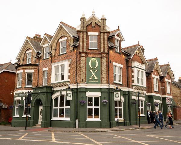 Na zdjęciu widoczny jest obiekt The Ox Pub & Rooms położony w mieście Poole.