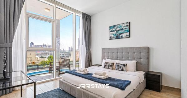 Na fotografii je vidět objekt Stunning Luxury 1BR - Modern with Pool View - JVC nacházející se ve městě Dubaj.