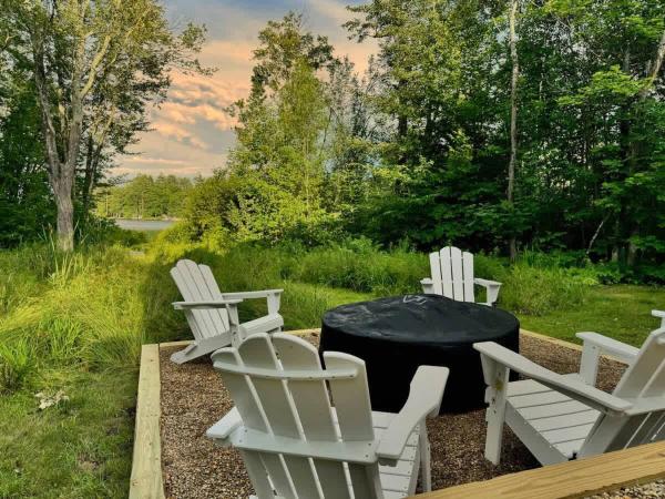 照片显示了位于Franklin市的Winnisquam Landing Lakefront Firepit Deck物件。