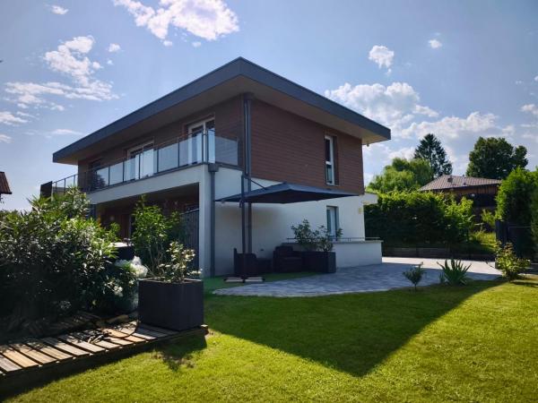 A la foto es mostra l'objecte Elegant House near Château de Voltaire situat a la ciutat de Prévessin.