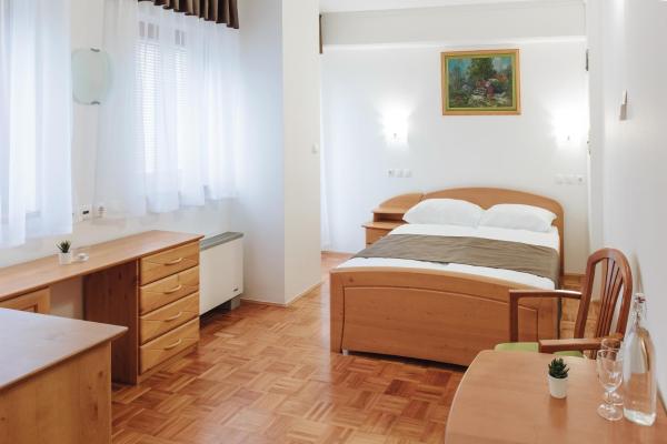 Dvoulůžkový pokoj s manželskou postelí a balkonem — 13 m² - Rooms Reaktiv