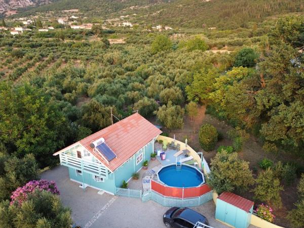 Auf dem Foto ist das Objekt THE CABIN, KYPARISSIA in der Stadt Stasión zu sehen.