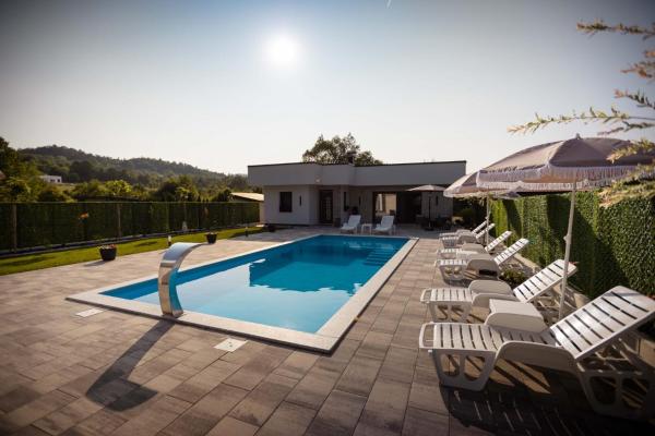 På billedet ses objektet Villa Ena beliggende i byen Praščijak.