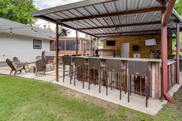 Hot Tub + Outdoor Kitchen: Stylish Home In Bryan - Bryan, TX