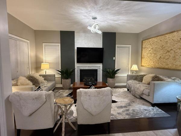 Nella foto è visibile l'oggetto Luxurious Villa 3 Living Rooms, 1 sofa bed, 4 bedrooms, 4 Beds, 4 Toilets, 1 hour To Toronto situato nella città di Hampton.