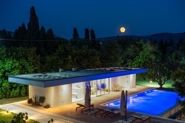 The photo shows the Old Vineyard Estate located in the city of Buna.