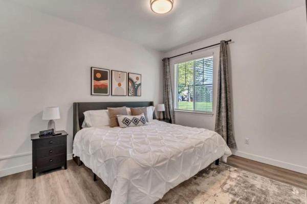 Op de foto is het object 1st Fl King Beds Pool Garage - Near AFB te zien, gelegen in de stad Clearfield.