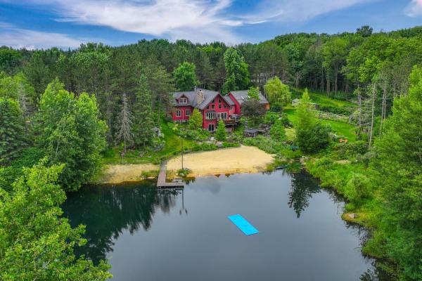 Na foto é possível ver o objeto Hot Tub and Private Sauna Wausau Family Home localizado na cidade de Schofield.