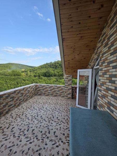 The photo shows the Guba House Near Forest & Lake located in the city of İkinci Nügǝdi.