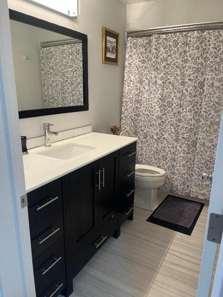 写真にはカルガリー市にあるCozy and comfy 1 BEDROOM basement suite at Cougar ridge SW Calgaryが写っています。
