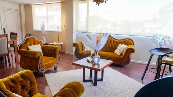 The photo shows the Mustard Apartment -Centrally located in Cuenca located in the city of Cuenca.
