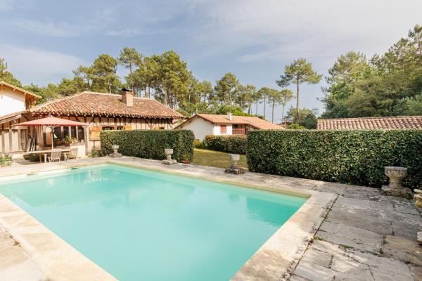 The photo shows the Le Cabanon d'Yreye located in the city of Seignosse.