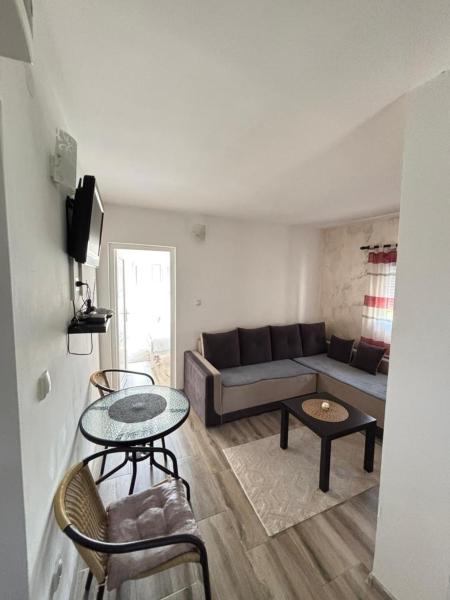 Na zdjęciu widoczny jest obiekt Saša Apartments położony w mieście Sutomore.