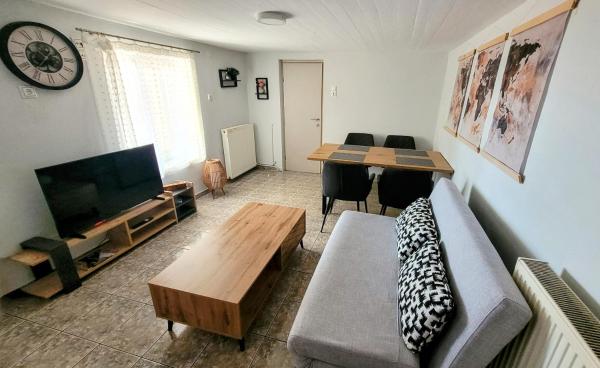 Na zdjęciu widoczny jest obiekt Antoni's House położony w mieście Timfristós.