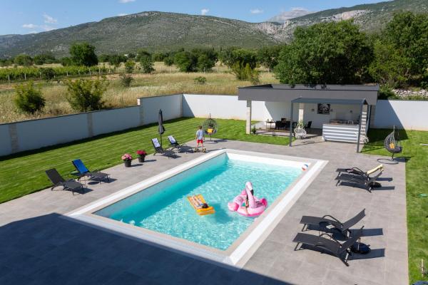 På billedet ses objektet Villa One Wall beliggende i byen Ortijes.