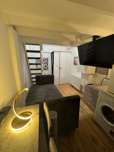 På billedet ses objektet Duplex Studio 3 minute drive from Luton airport beliggende i byen Luton.