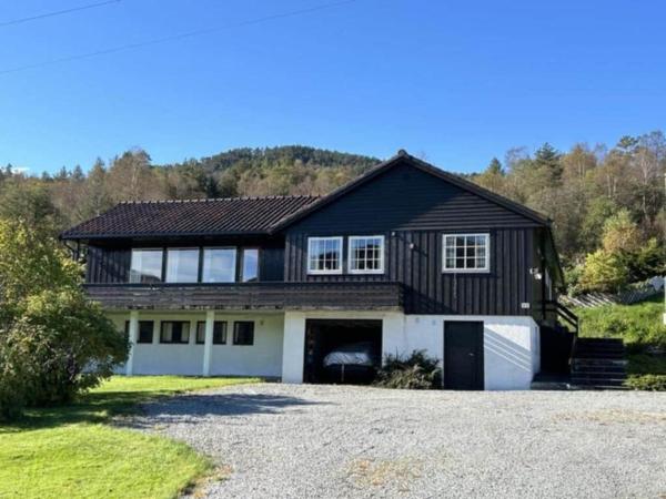 Na zdjęciu widoczny jest obiekt Hus med stor hage ved Vatsfjorden położony w mieście Stokka.