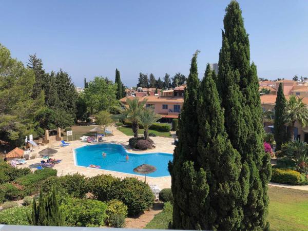 Limnaria Villas - Elegant, Spacious 3bed Apt, Pool Views, Walk to Beach, Paphos