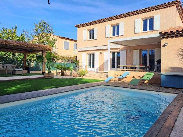 På billedet ses objektet La Pietà Villa with pool for 6 people beliggende i byen Les Lecques.