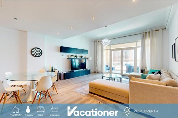 Na fotografii je vidět objekt Vacationer Holiday Homes I Elegant 1 Bedroom I Beach & Sea Views l On the Palm nacházející se ve městě Dubaj.
