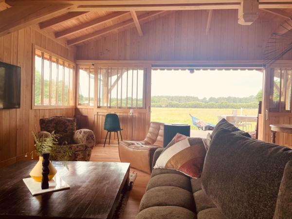 På billedet ses objektet Belle maison contemporaine en bois des Landes - Proche Contis Plage - Océan beliggende i byen Mézos.