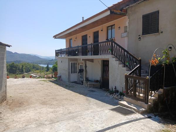 写真にはParada市にあるCasa da Emilia do Gerêsが写っています。
