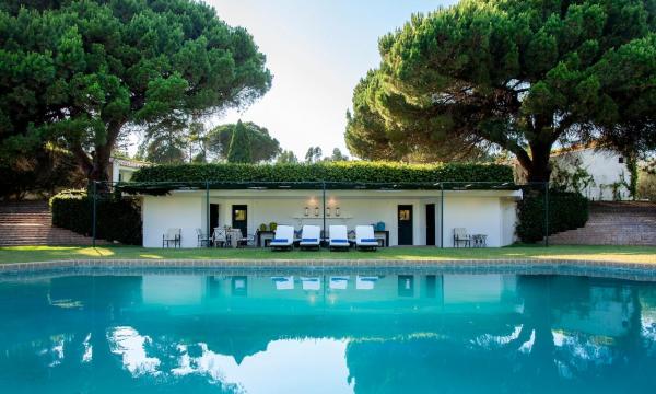 På billedet ses objektet To live happily live outside surrounded by nature beliggende i byen Estoril.
