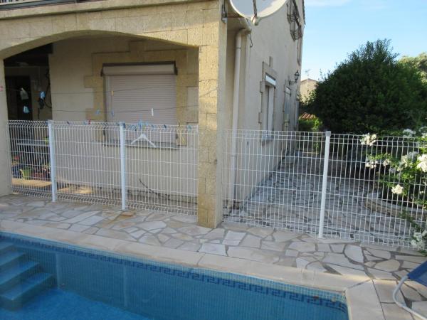 A la foto es mostra l'objecte T3 clim 4 pers terrasse jardin piscine situat a la ciutat de Coursan.
