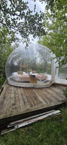 La photo montre l'objet Eyja Mork - Aurora Borealis Igloo with Hot Tub, BBQ and shared kitchen situé dans la ville de Stora Mork.