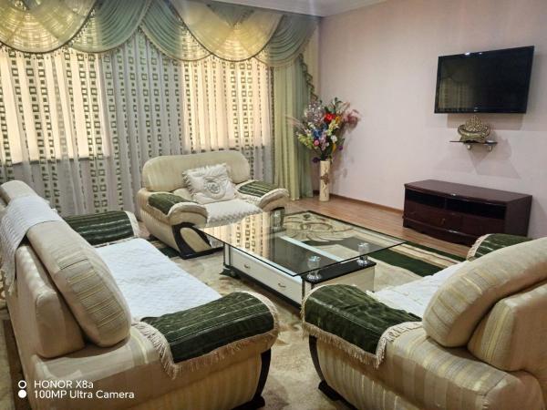 Na zdjęciu widoczny jest obiekt Habibi luxury apartment c 2 спальними 1 гостиная 1 ванная комната Имеется рядом парковка, Детская площадка, Салон красоты , Ателье ,Мини маркет, Аптека, Ресторан, położony w mieście Buchara.