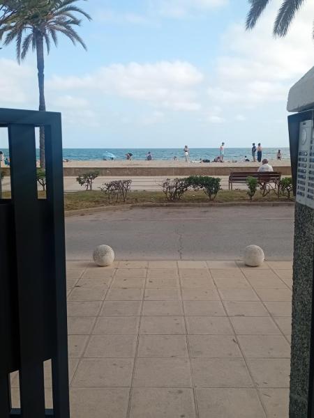 En la foto se muestra el objeto Apat sombrero A Cunit Beach ubicado en la ciudad de Cunit.