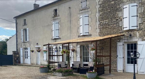 A la foto es mostra l'objecte Large French Farmhouse situat a la ciutat de Cressé.