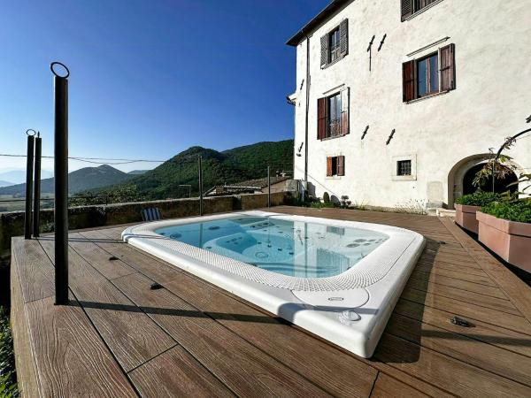 Kuvassa näkyy kohde Historic Palace Overlooking Piana Di Navelli, joka sijaitsee kaupungissa Civitaretenga.