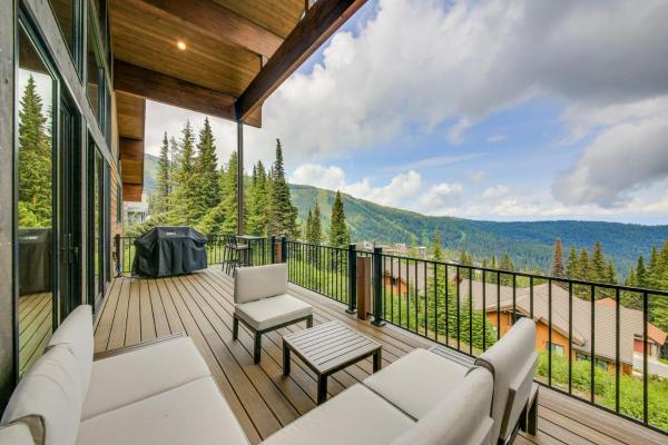 Stunning View! Peaceful & Modern Schweitzer Chalet - Sandpoint, ID