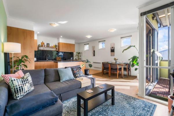 På billedet ses objektet Spacious Duplex, Tram Stop, Brunswick East beliggende i byen Brunswick.
