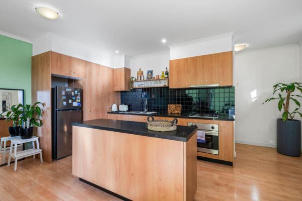 Kuva 6: Spacious Duplex, Tram Stop, Brunswick East