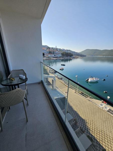 På bildet vises objektet Apartmani Leženić M som ligger i byen Neum.