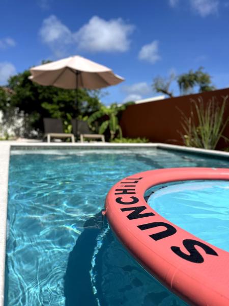 Terra77 Tropical vacation home, private garden, pool, parking and BBQ, Willemstad