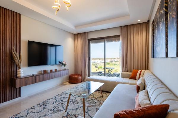 Na zdjęciu widoczny jest obiekt Chic, bright, 2 BR apartment, panoramic view położony w mieście Temara.