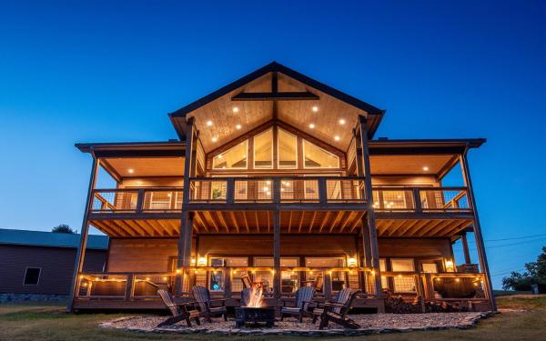 A la foto es mostra l'objecte Sugar Tree Chalet situat a la ciutat de Sevierville.