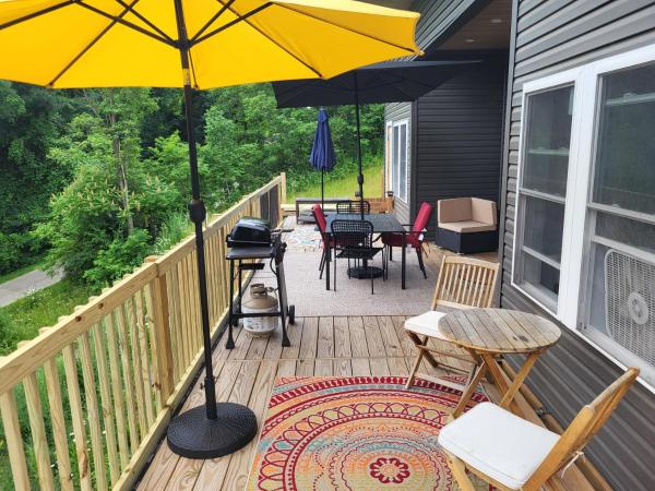 A la foto es mostra l'objecte Terry Hill Little Lodge situat a la ciutat de Keuka.