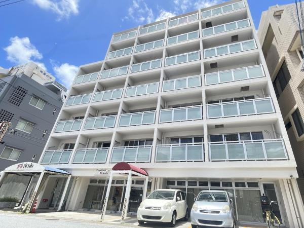 Na zdjęciu widoczny jest obiekt Condominio Makishi położony w mieście Naha.