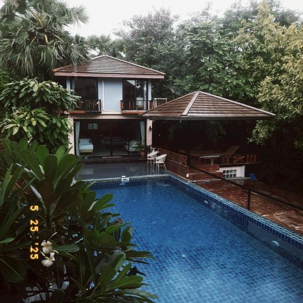 På billedet ses objektet The Leaf Pool Villa Resort beliggende i byen Muak lek.