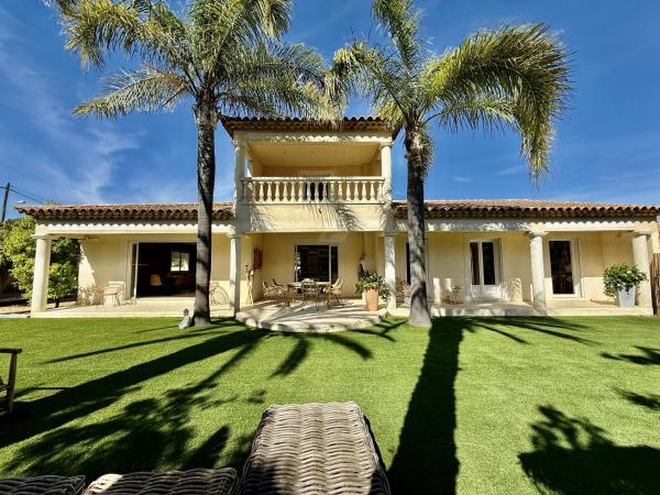 På billedet ses objektet Spacious Quiet Comfortable - Independant Villa - 150m from famous Les Lecques Beach - Plenty car park beliggende i byen Les Lecques.