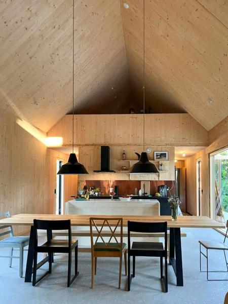 En la foto se muestra el objeto Modern Designed Barn House At Eksta Coast ubicado en la ciudad de Klintehamn.