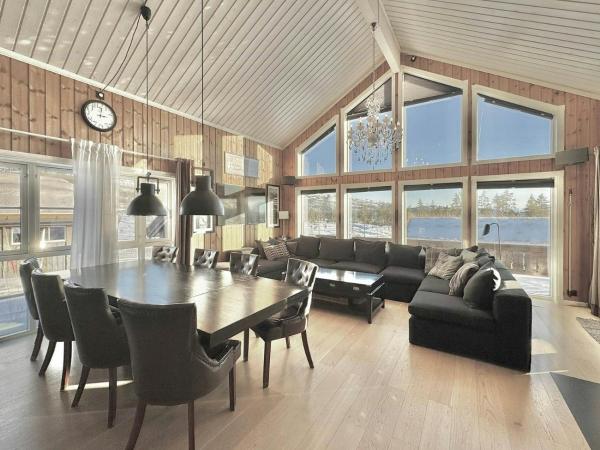 Nella foto è visibile l'oggetto Modern Family Cabin By The Ski Lift situato nella città di Stamn.